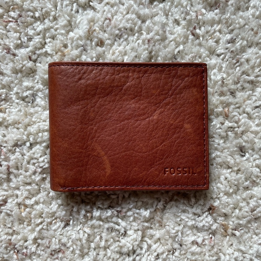 Fossil Leather Flip ID Bifold- never used!